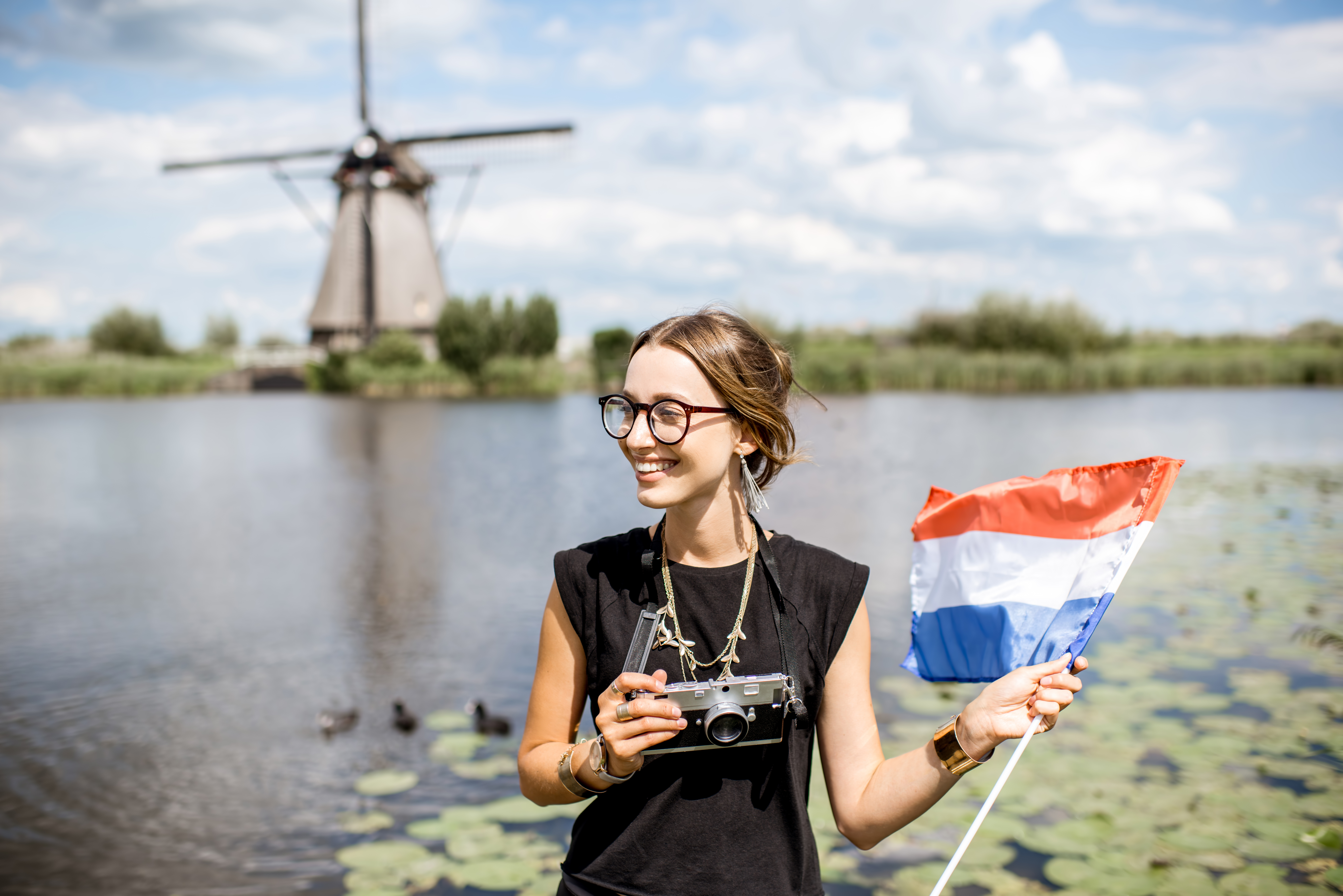 Vrouw bij Nederlandse windmolens